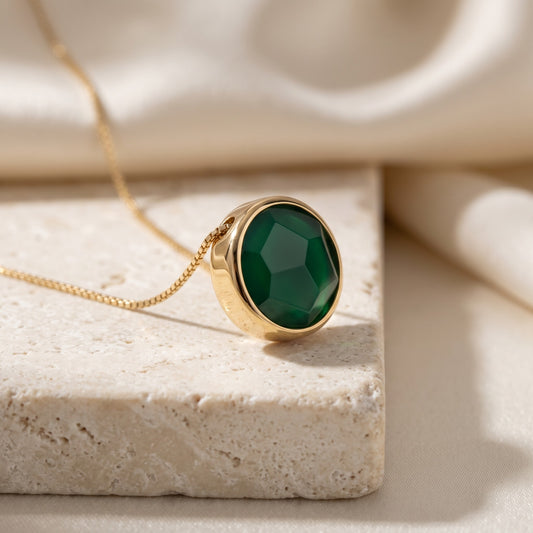 Pingente do Colar Classic Ágata Verde banhado a ouro 18k em 3/4 sobre travertino | Aimer Joias