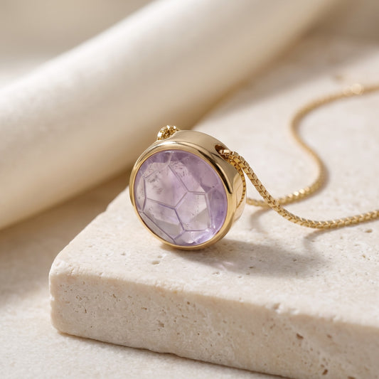Pingente do Colar Classic Ametista banhado a ouro 18k em 3/4 sobre travertino | Aimer Joias