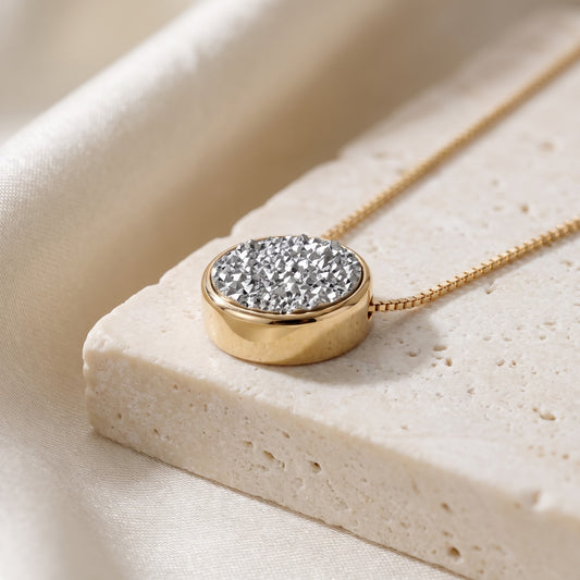 Pingente do Colar Classic Drusa Titânio banhado a ouro 18k em 3/4 sobre travertino | Aimer Joias