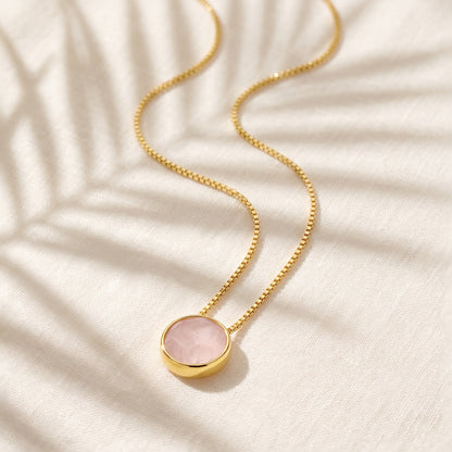 Colar Classic Quartzo Rosa banhado a ouro 18k aberto sobre linho, visto de cima | Aimer Joias