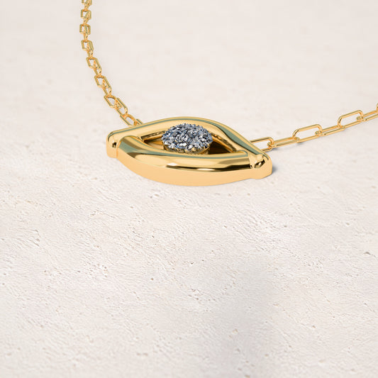 Colar Despertar - Drusa Metalizada: sobre pedestal de gesso em forma de nuvem, fundo de céu azul-claro. Semijoia banhada a ouro 18k, coleção Supernova, Aimer Joias