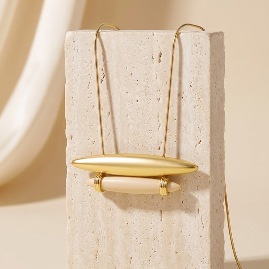 Colar Ecoa Resina Italiana Creme banhado a ouro 18k pendurado em bloco de travertino | Aimer Joias