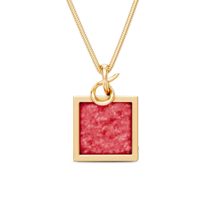 O Colar Esboço com Feldspato Vermelho em Banho de Ouro 18K é essencial e minimalista, trazendo a pedra quadrada como protagonista, acompanhada por uma corrente rabo de rato. O Feldspato Vermelho simboliza energia e impulso. Seu acabamento minimalista em conjunto com a corrente rabo de rato permite que a pedra se destaque de forma sutil, sendo ideal para compor looks versáteis ou criar composições de layers.
