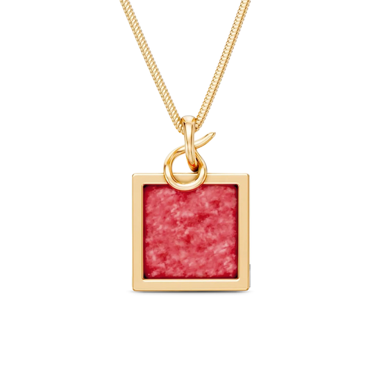 O Colar Esboço com Feldspato Vermelho em Banho de Ouro 18K é essencial e minimalista, trazendo a pedra quadrada como protagonista, acompanhada por uma corrente rabo de rato. O Feldspato Vermelho simboliza energia e impulso. Seu acabamento minimalista em conjunto com a corrente rabo de rato permite que a pedra se destaque de forma sutil, sendo ideal para compor looks versáteis ou criar composições de layers.