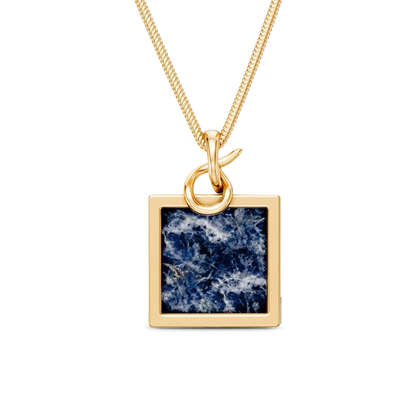 O Colar Esboço com Sodalita em Banho de Ouro 18K é essencial e minimalista, trazendo a pedra quadrada como protagonista, acompanhada por uma corrente rabo de rato. A Sodalita simboliza clareza e intuição. Com a pedra em tom azul profundo e a corrente rabo de rato, este colar minimalista é o ponto de foco perfeito para composições de layers, adicionando cor e sofisticação essencial ao visual.
