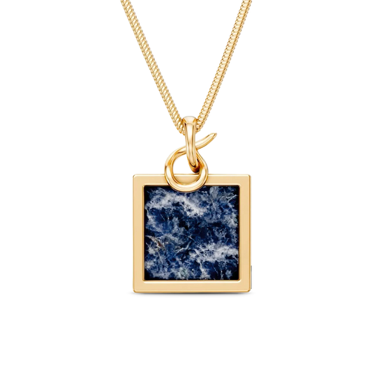 O Colar Esboço com Sodalita em Banho de Ouro 18K é essencial e minimalista, trazendo a pedra quadrada como protagonista, acompanhada por uma corrente rabo de rato. A Sodalita simboliza clareza e intuição. Com a pedra em tom azul profundo e a corrente rabo de rato, este colar minimalista é o ponto de foco perfeito para composições de layers, adicionando cor e sofisticação essencial ao visual.