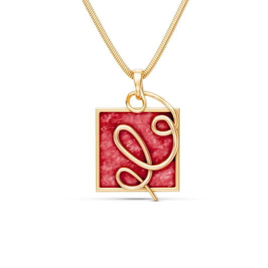 O Colar Forma com Feldspato Vermelho em Banho de Ouro 18K traduz o ponto em que o traço ganha direção. A pedra quadrada de Feldspato Vermelho, que simboliza vitalidade e paixão, recebe a aplicação de linhas em metal que se cruzam, criando uma linguagem super contemporânea. Com sua corrente robusta, é uma peça moderna e sofisticada, ideal para quem busca energia e força de vontade.
