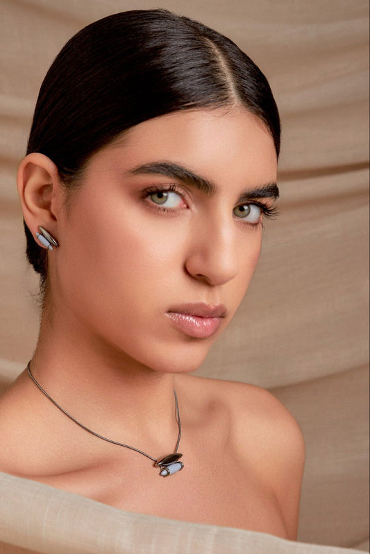 Use o Colar Origem com Resina Italiana Azul Hortência e Banho de Ródio Negro para trazer calma e serenidade. AIMER JOAIS