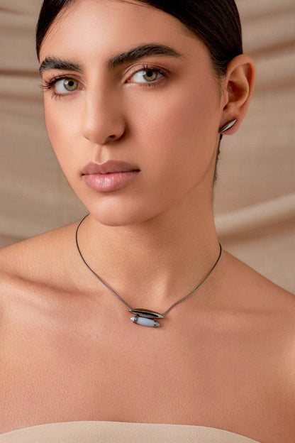 Colar Origem com Resina Italiana Azul Hortência e Banho de Ródio Negro. AIMER JOIAS