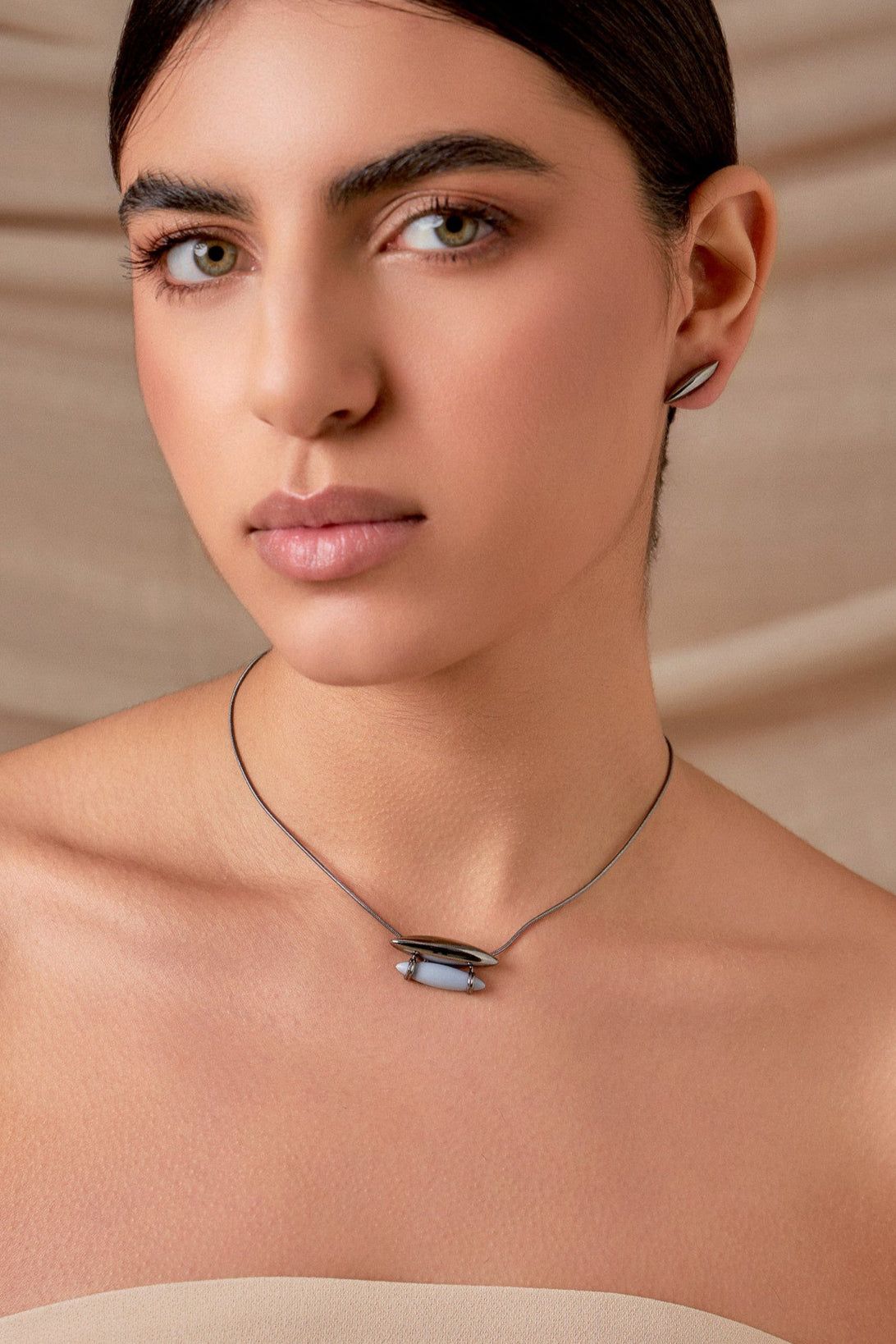 Colar Origem com Resina Italiana Azul Hortência e Banho de Ródio Negro. AIMER JOIAS