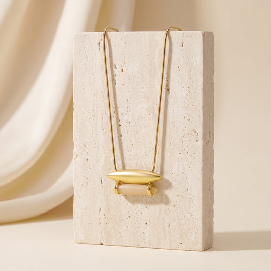 Colar Origem Resina Italiana Creme banhado a ouro 18k pendurado em bloco de travertino | Aimer Joias