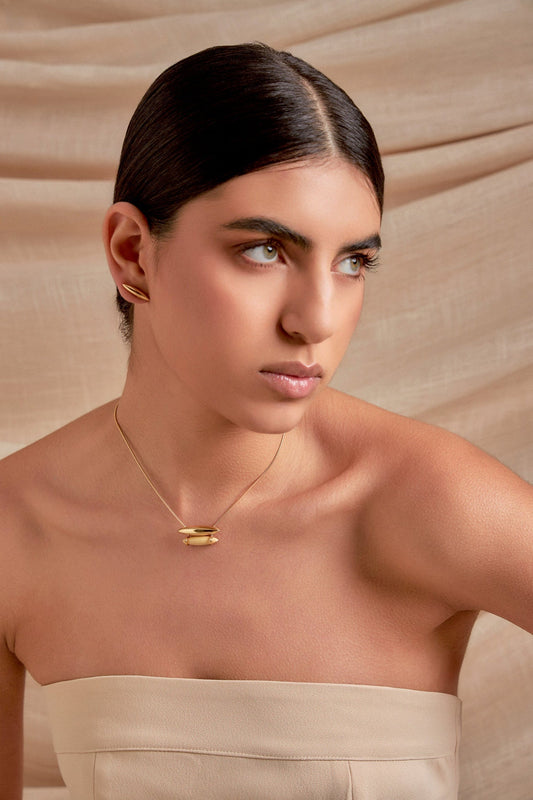 Use o Colar Origem com Resina Italiana Creme e Banho de Ouro 18K para atrair harmonia e prosperidade. AIMER JOIAS