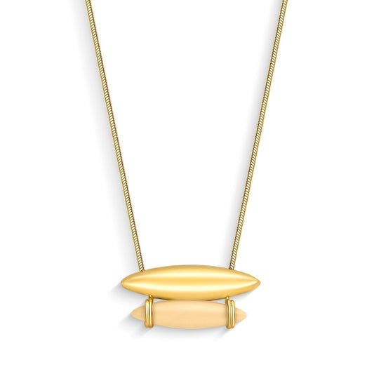 Use o Colar Origem com Resina Italiana Creme e Banho de Ouro 18K para atrair harmonia e prosperidade. AIMER JOIAS