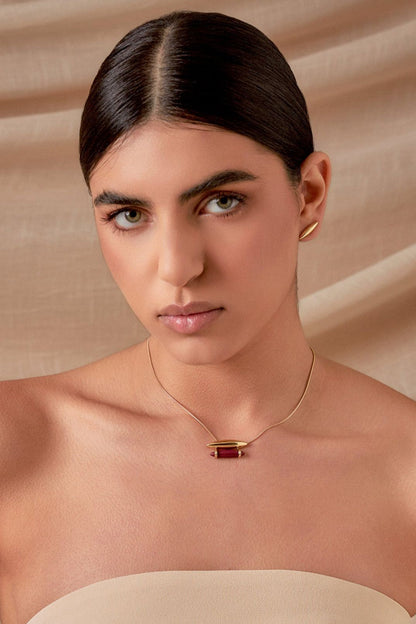 Use o Colar Origem com Resina Italiana Vinho e Banho de Ouro 18K para atrair força e inteligência emocional. AIMER JOIAS