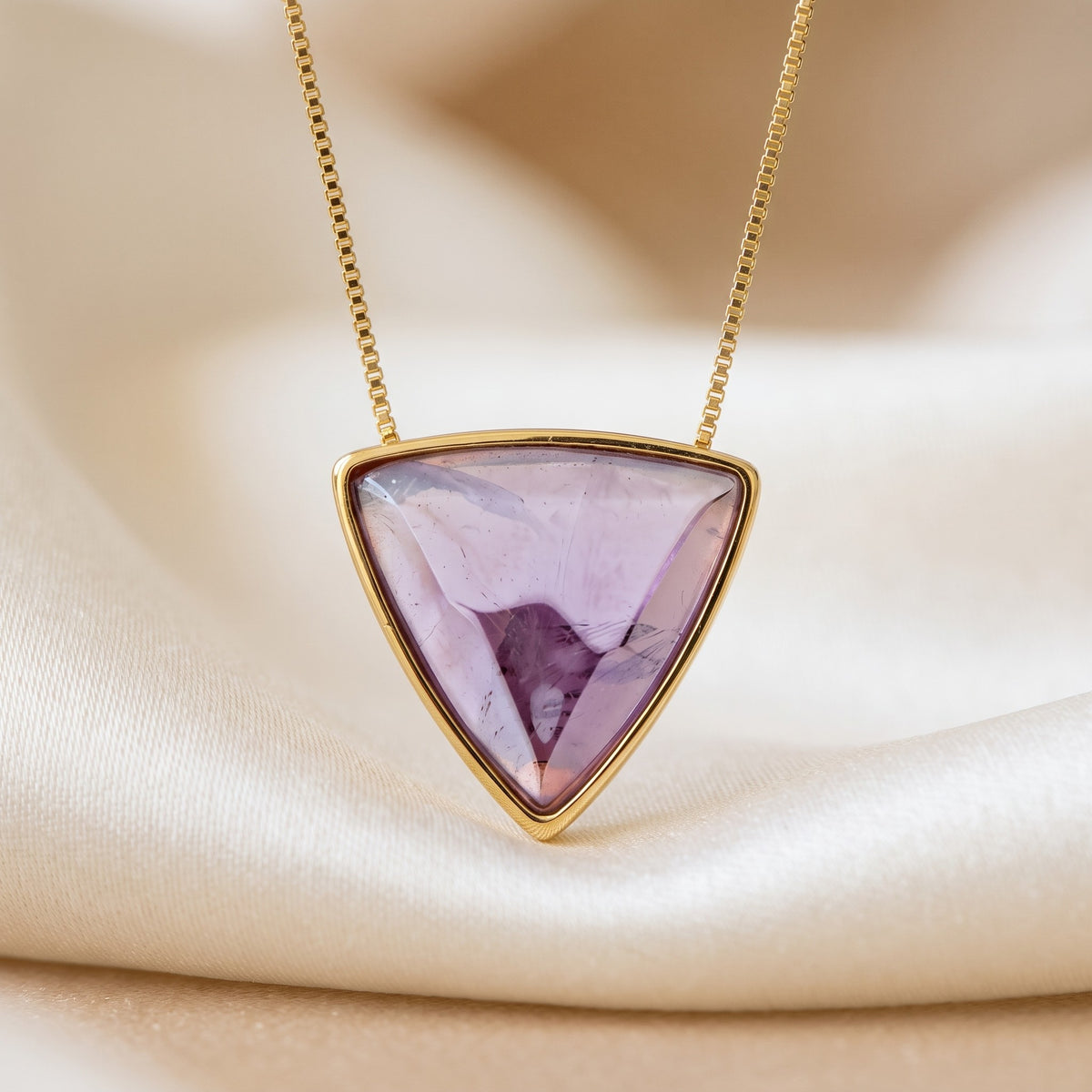 Detalhe do pingente do Colar Triângulo Ametista banhado a ouro 18k | Aimer Joias