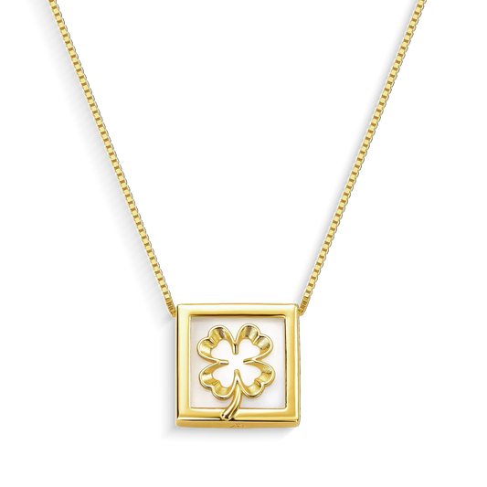 Com um design geométrico e equilibrado, o colar é produzido com Banho de Ouro 18K e possui um pingente com Ágata Branca para a sorte da paz e da clareza, que ilumina caminhos e decisões. A tonalidade clara e suave da pedra natural cria um contraste delicado com o brilho do banho de ouro, conferindo leveza e sofisticação.