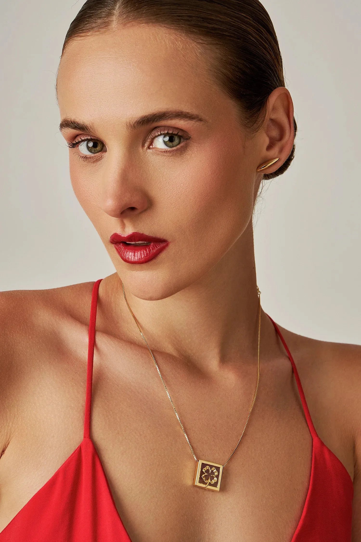 Com um design geométrico e equilibrado, o colar é produzido com Banho de Ouro 18K e possui um pingente com Ametista para a sorte espiritual, do equilíbrio e da conexão com o que realmente importa. A tonalidade violeta vibrante da pedra natural é realçada pelo brilho do banho de ouro, conferindo um charme clássico e distinto.