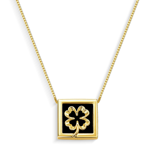 Com um design geométrico e equilibrado, o colar é produzido com Banho de Ouro 18K e possui um pingente com Obsidiana Negra para a sorte da proteção e da força interior, que nos guia mesmo nos dias incertos. O contraste entre o ouro e o preto profundo da pedra natural confere à peça um visual elegante e moderno.