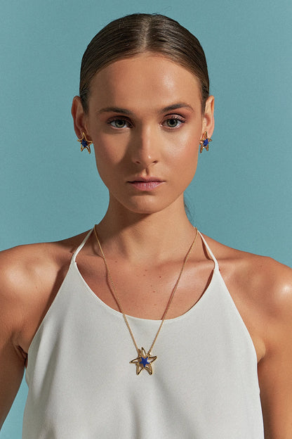 Use o Colar Brisa com Quartzo Azul Anil em Banho de Ouro 18K para promover paz e harmonia. O calor do ouro ressalta a profundidade do azul anil, criando um acessório elegante e cheio de significado.