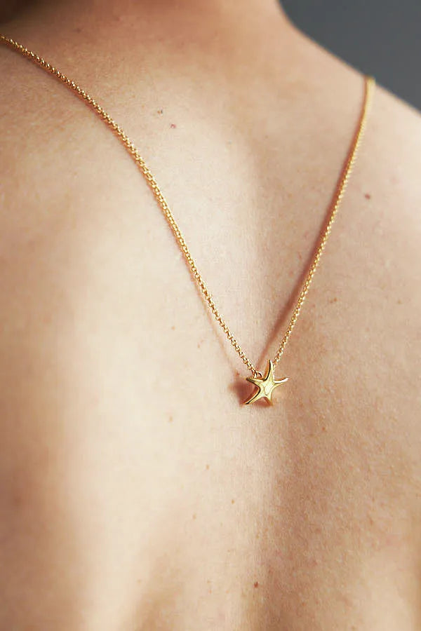 Use o Colar Brisa com Quartzo Azul Anil em Banho de Ouro 18K para promover paz e harmonia. O calor do ouro ressalta a profundidade do azul anil, criando um acessório elegante e cheio de significado.