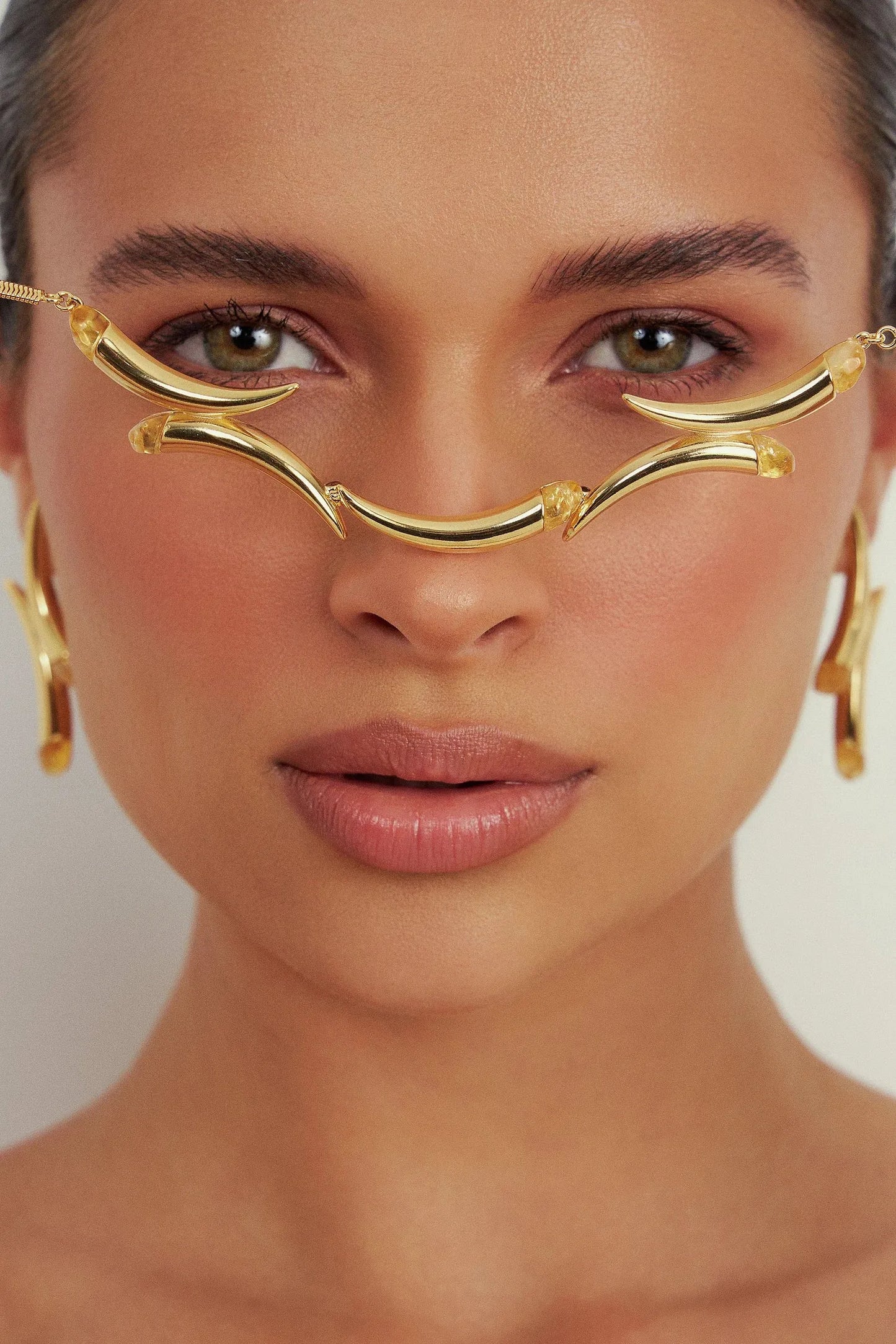 O Colar Caminhos com Citrino em Banho de Ouro 18K é uma joia de luxo que atrai dinheiro e prosperidade, unindo elegância, estilo e simbologia em uma única peça.