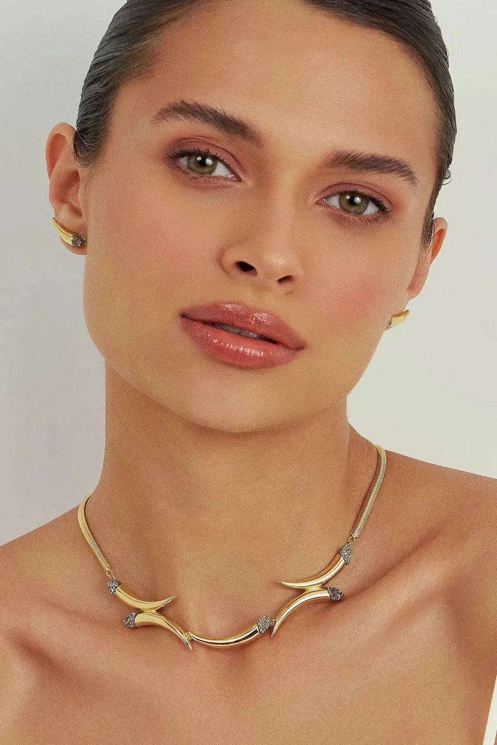 O Colar Caminhos com Drusa Metalizada em Banho de Ouro 18K é uma joia de luxo que oferece brilho intenso e textura única. O Ouro 18K emoldura a Drusa com sofisticação, garantindo um visual marcante.