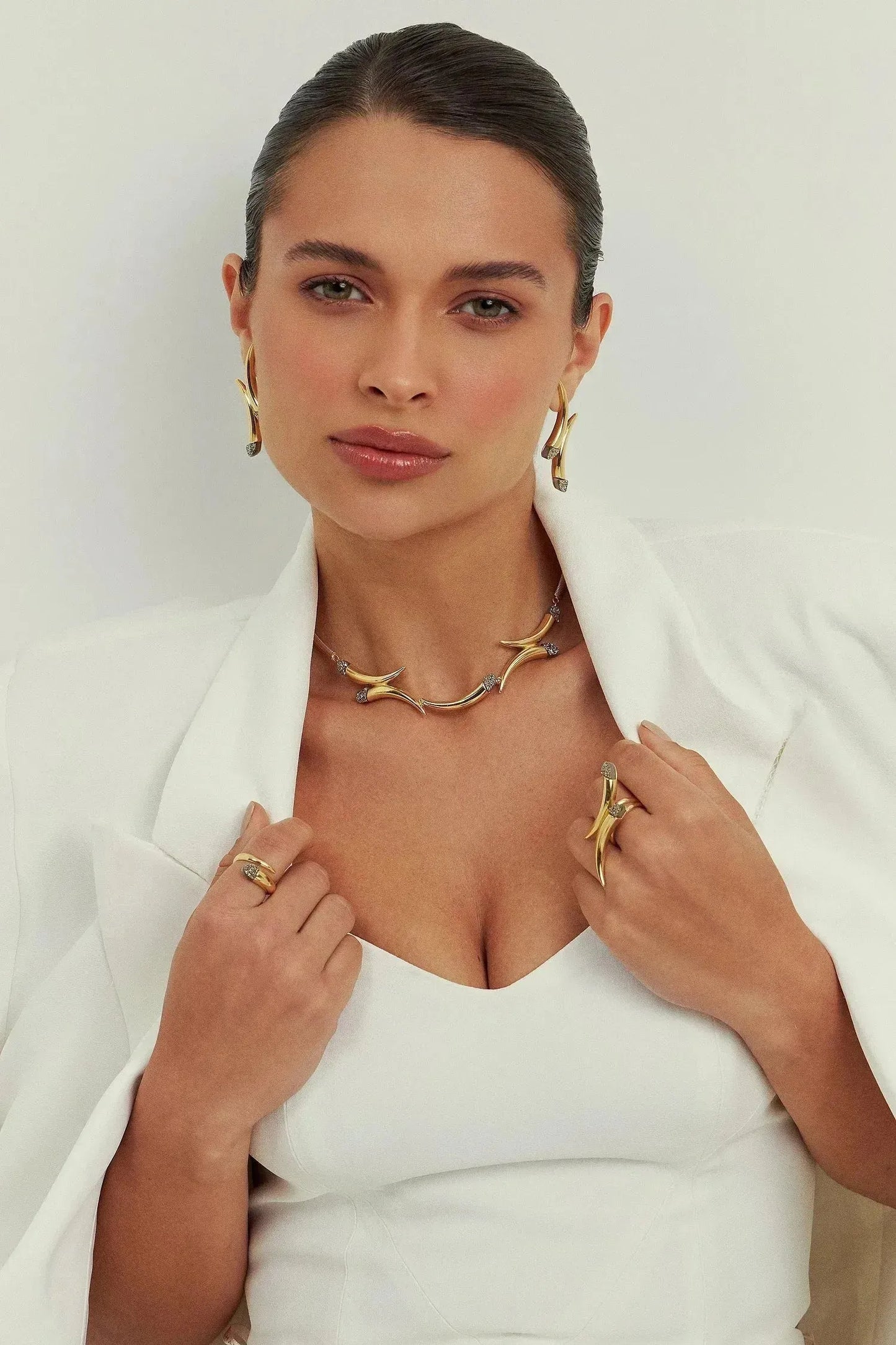 O Colar Caminhos com Drusa Metalizada em Banho de Ouro 18K é uma joia de luxo que oferece brilho intenso e textura única. O Ouro 18K emoldura a Drusa com sofisticação, garantindo um visual marcante.