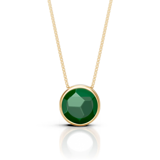 O Colar Classic com Ágata Verde em Banho de Ouro 18K é uma semijoia sofisticada. O tom profundo e elegante de verde da Ágata, em lapidação multifacetada, é realçado pelo brilho luxuoso do ouro, criando uma peça de destaque com acabamento premium e apelo atemporal.