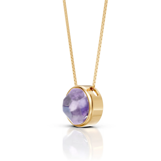O Colar Classic com Ametista em Banho de Ouro 18K é uma semijoia sofisticada. O tom roxo profundo da Ametista, em lapidação multifacetada, é realçado pelo brilho luxuoso do ouro, criando uma peça de destaque com grande presença e um acabamento premium.