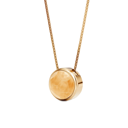 O Colar Classic com Citrino em Banho de Ouro 18K é uma semijoia sofisticada. O tom amarelo-dourado e vibrante do Citrino, em lapidação multifacetada, é realçado pelo brilho luxuoso do ouro, criando uma peça de destaque com um toque de luz e um acabamento premium.
