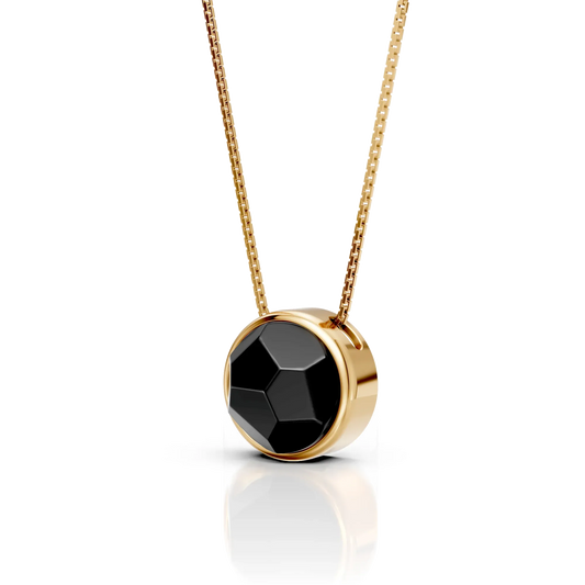 O Colar Classic com Obsidiana Negra em Banho de Ouro 18K é uma semijoia sofisticada. O tom preto profundo e polido da Obsidiana, em lapidação multifacetada, é realçado pelo brilho luxuoso do ouro, criando uma peça de destaque com contraste moderno e um acabamento premium.