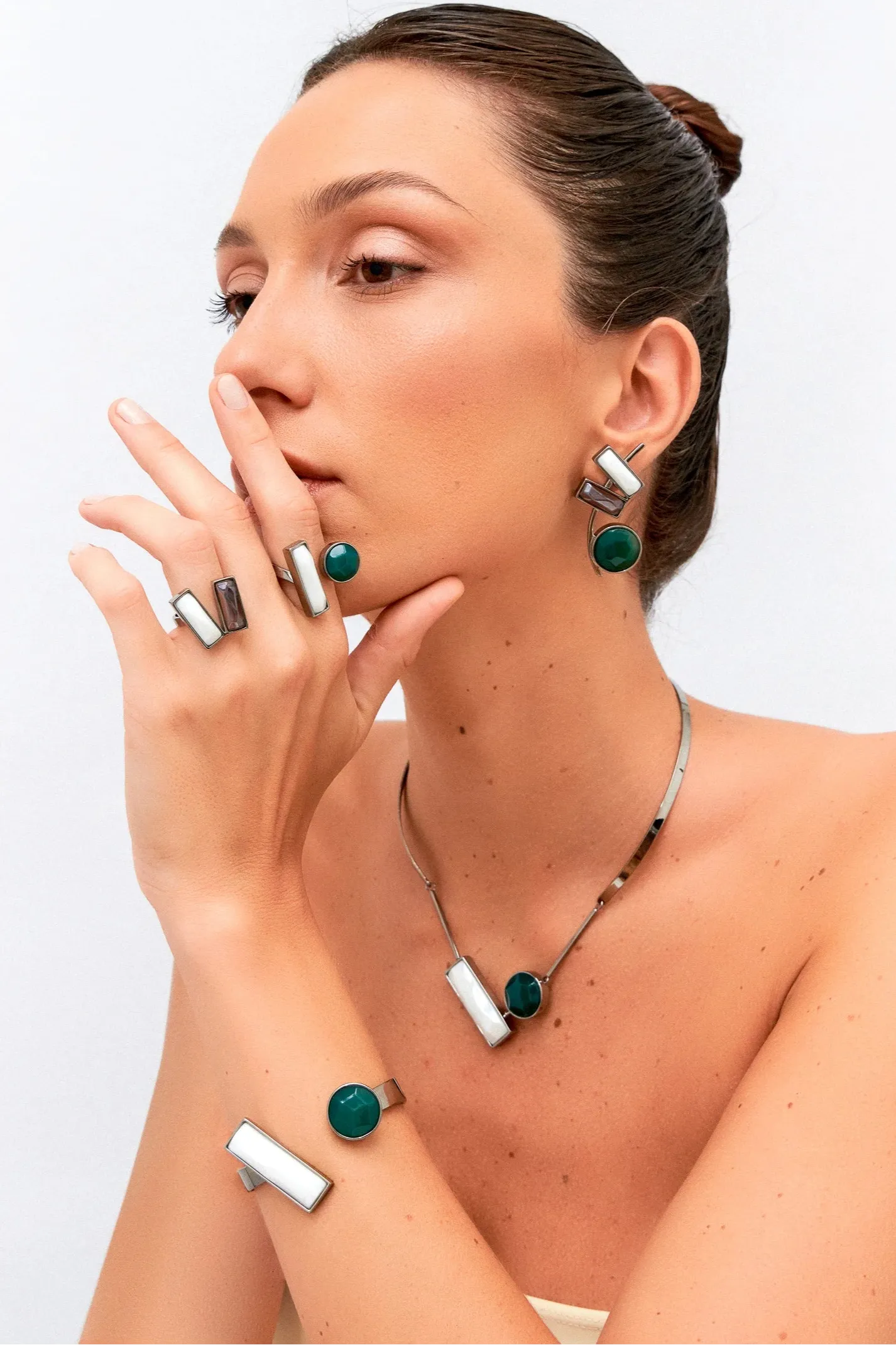 COLAR CONVICTA a Ágata Verde e a Porcelana com banho de Ródio Negro