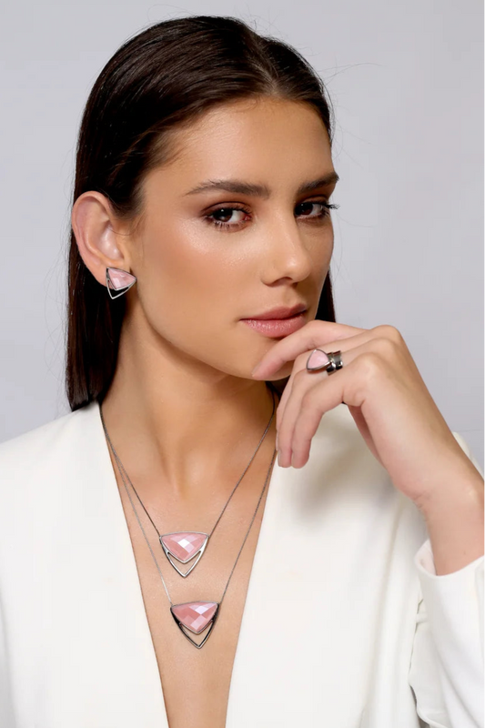 Colar Equilíbrio harmoniza o Ródio Negro com o Quartzo Rosa