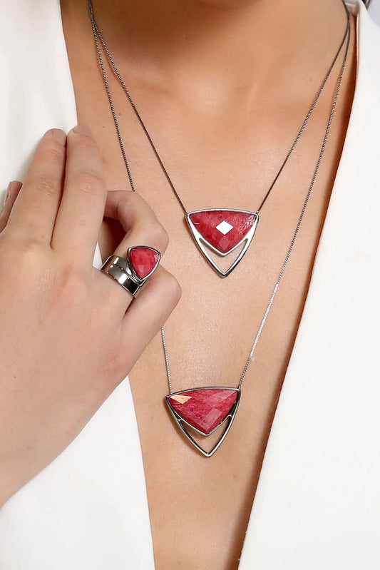 Colar Equilíbrio feldspato Vermelho Banhado Ouro.