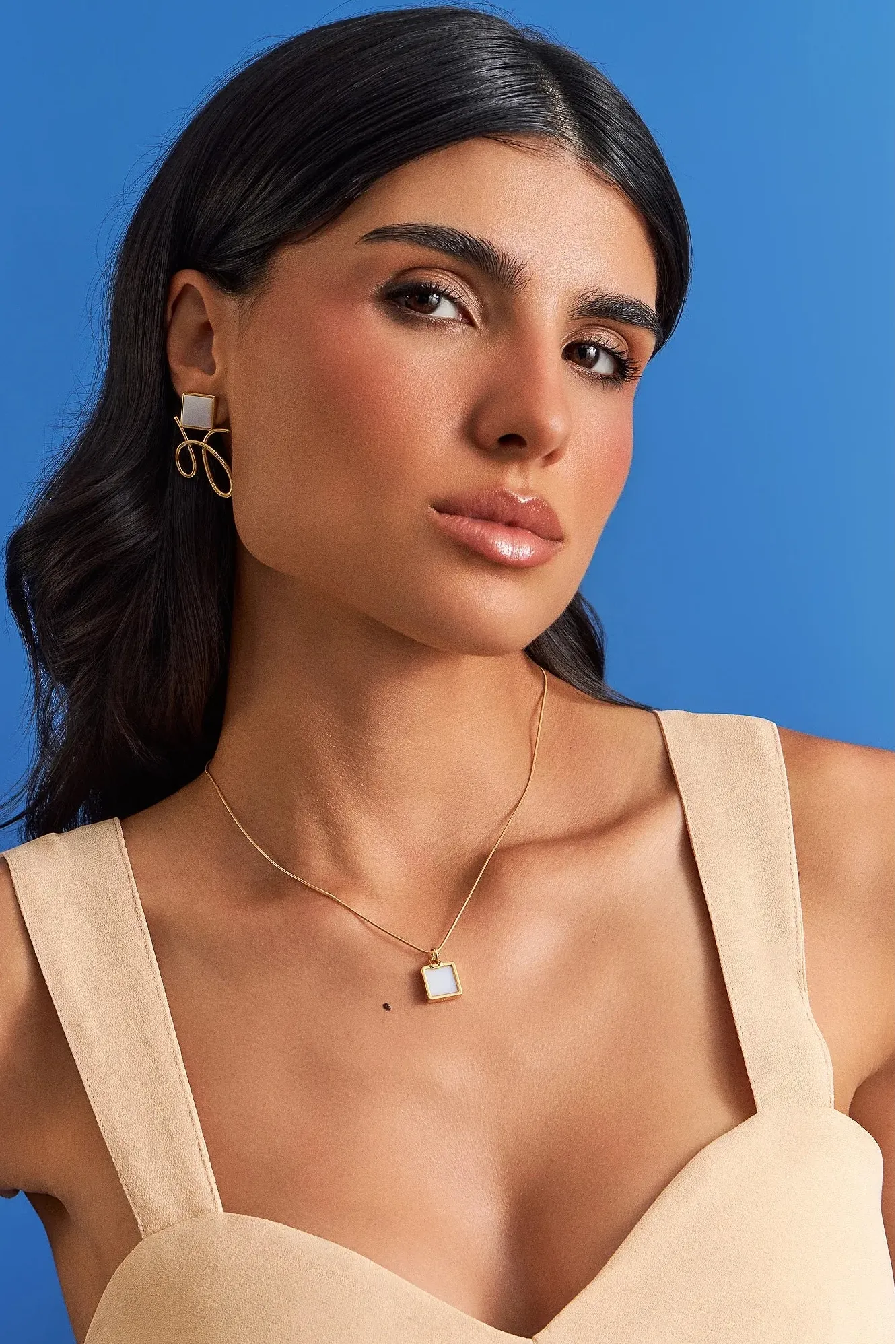 O Colar Esboço com Ágata Branca em Banho de Ouro 18K é essencial e minimalista, trazendo a pedra quadrada como protagonista, acompanhada por uma corrente rabo de rato. A Ágata Branca simboliza serenidade e paz. Graças à sua corrente rabo de rato e ao design clean, esta peça é essencial no closet, facilitando a criação de layers com outros colares e adicionando sofisticação instantânea.