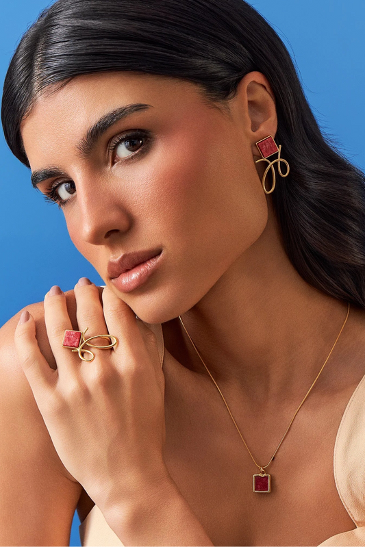 O Colar Esboço com Feldspato Vermelho em Banho de Ouro 18K é essencial e minimalista, trazendo a pedra quadrada como protagonista, acompanhada por uma corrente rabo de rato. O Feldspato Vermelho simboliza energia e impulso. Seu acabamento minimalista em conjunto com a corrente rabo de rato permite que a pedra se destaque de forma sutil, sendo ideal para compor looks versáteis ou criar composições de layers.