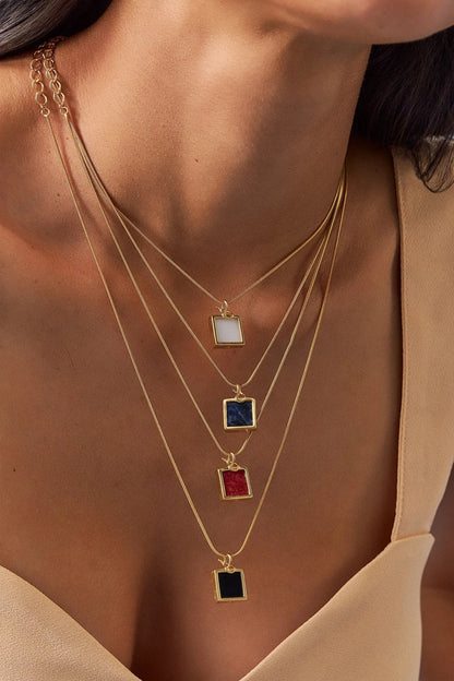 O Colar Esboço com Feldspato Vermelho em Banho de Ouro 18K é essencial e minimalista, trazendo a pedra quadrada como protagonista, acompanhada por uma corrente rabo de rato. O Feldspato Vermelho simboliza energia e impulso. Seu acabamento minimalista em conjunto com a corrente rabo de rato permite que a pedra se destaque de forma sutil, sendo ideal para compor looks versáteis ou criar composições de layers.