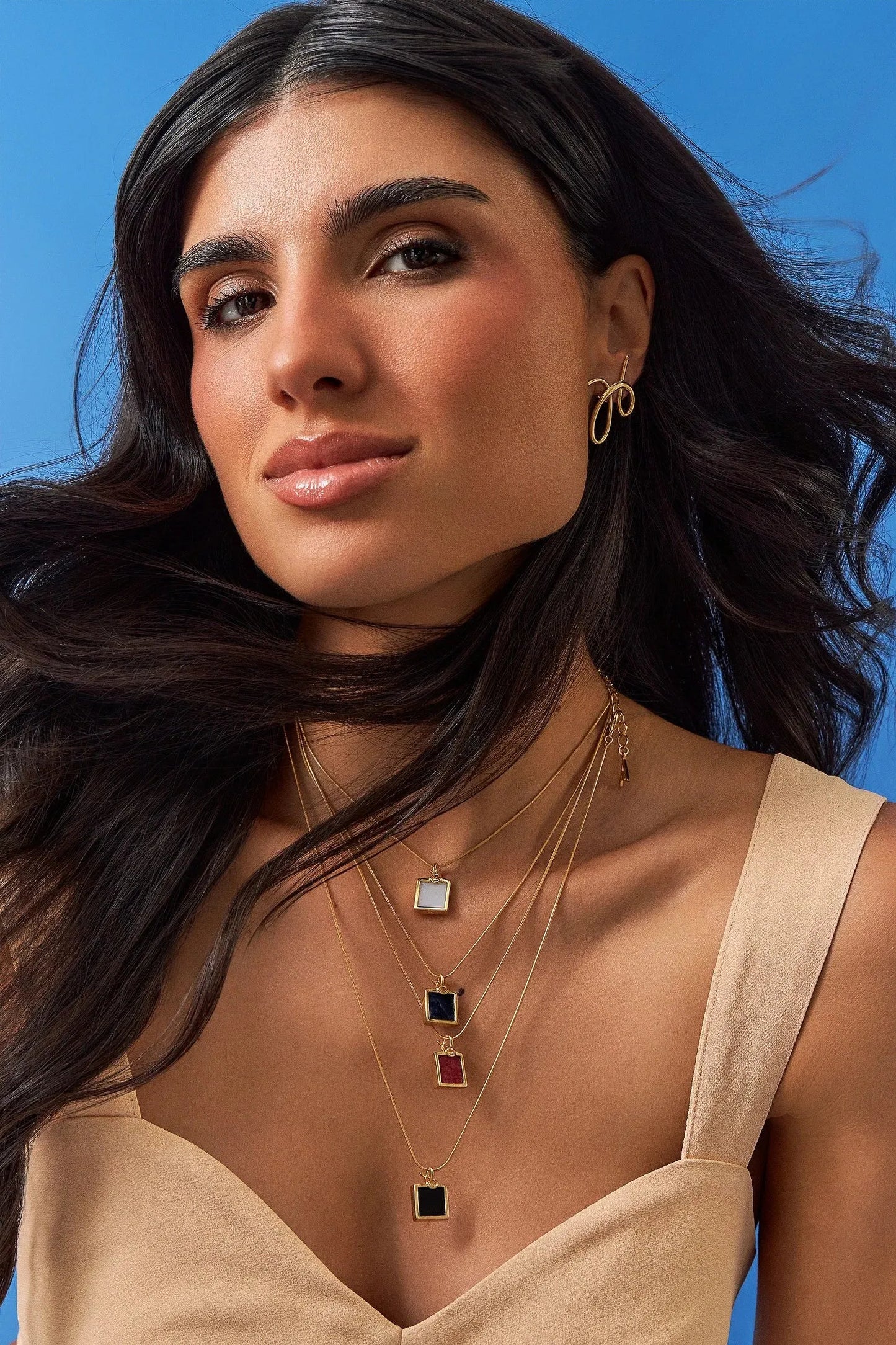 O Colar Esboço com Feldspato Vermelho em Banho de Ouro 18K é essencial e minimalista, trazendo a pedra quadrada como protagonista, acompanhada por uma corrente rabo de rato. O Feldspato Vermelho simboliza energia e impulso. Seu acabamento minimalista em conjunto com a corrente rabo de rato permite que a pedra se destaque de forma sutil, sendo ideal para compor looks versáteis ou criar composições de layers.