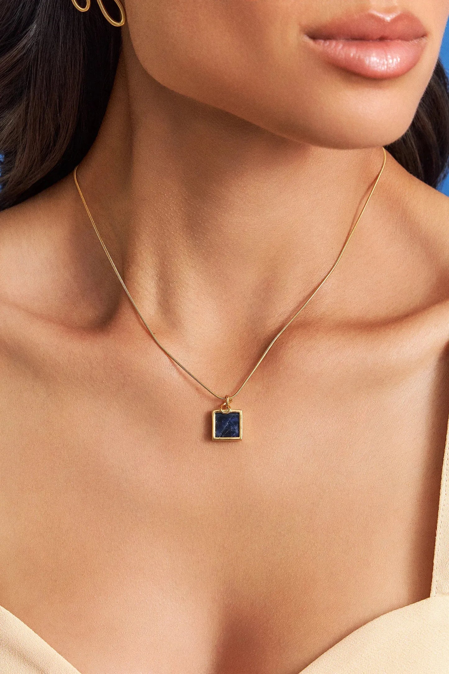 O Colar Esboço com Sodalita em Banho de Ouro 18K é essencial e minimalista, trazendo a pedra quadrada como protagonista, acompanhada por uma corrente rabo de rato. A Sodalita simboliza clareza e intuição. Com a pedra em tom azul profundo e a corrente rabo de rato, este colar minimalista é o ponto de foco perfeito para composições de layers, adicionando cor e sofisticação essencial ao visual.