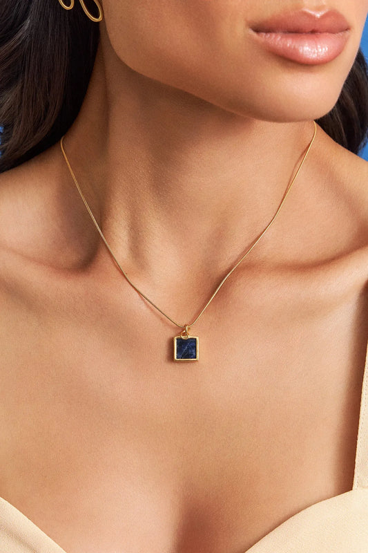 O Colar Esboço com Sodalita em Banho de Ouro 18K é essencial e minimalista, trazendo a pedra quadrada como protagonista, acompanhada por uma corrente rabo de rato. A Sodalita simboliza clareza e intuição. Com a pedra em tom azul profundo e a corrente rabo de rato, este colar minimalista é o ponto de foco perfeito para composições de layers, adicionando cor e sofisticação essencial ao visual.
