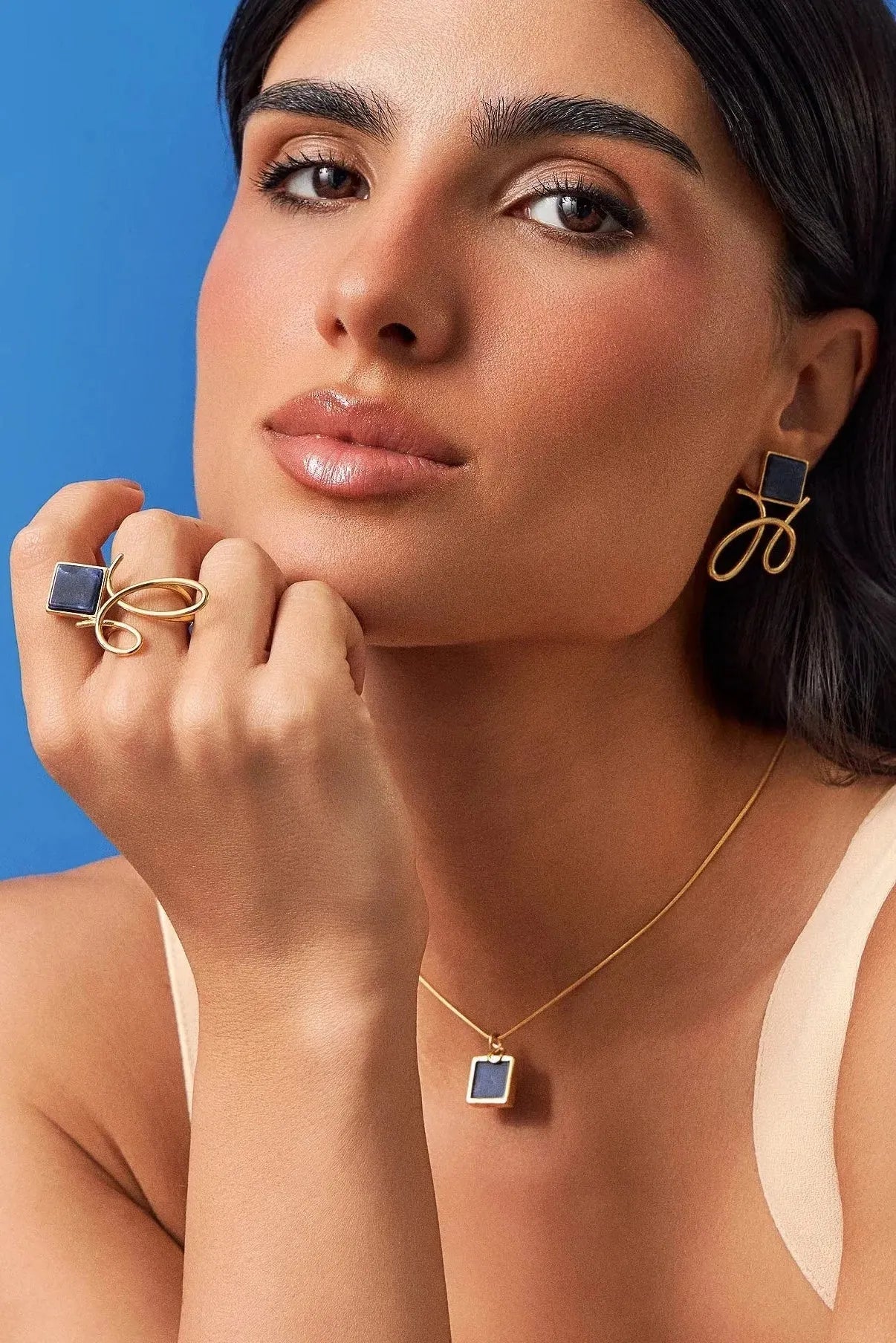 O Colar Esboço com Sodalita em Banho de Ouro 18K é essencial e minimalista, trazendo a pedra quadrada como protagonista, acompanhada por uma corrente rabo de rato. A Sodalita simboliza clareza e intuição. Com a pedra em tom azul profundo e a corrente rabo de rato, este colar minimalista é o ponto de foco perfeito para composições de layers, adicionando cor e sofisticação essencial ao visual.