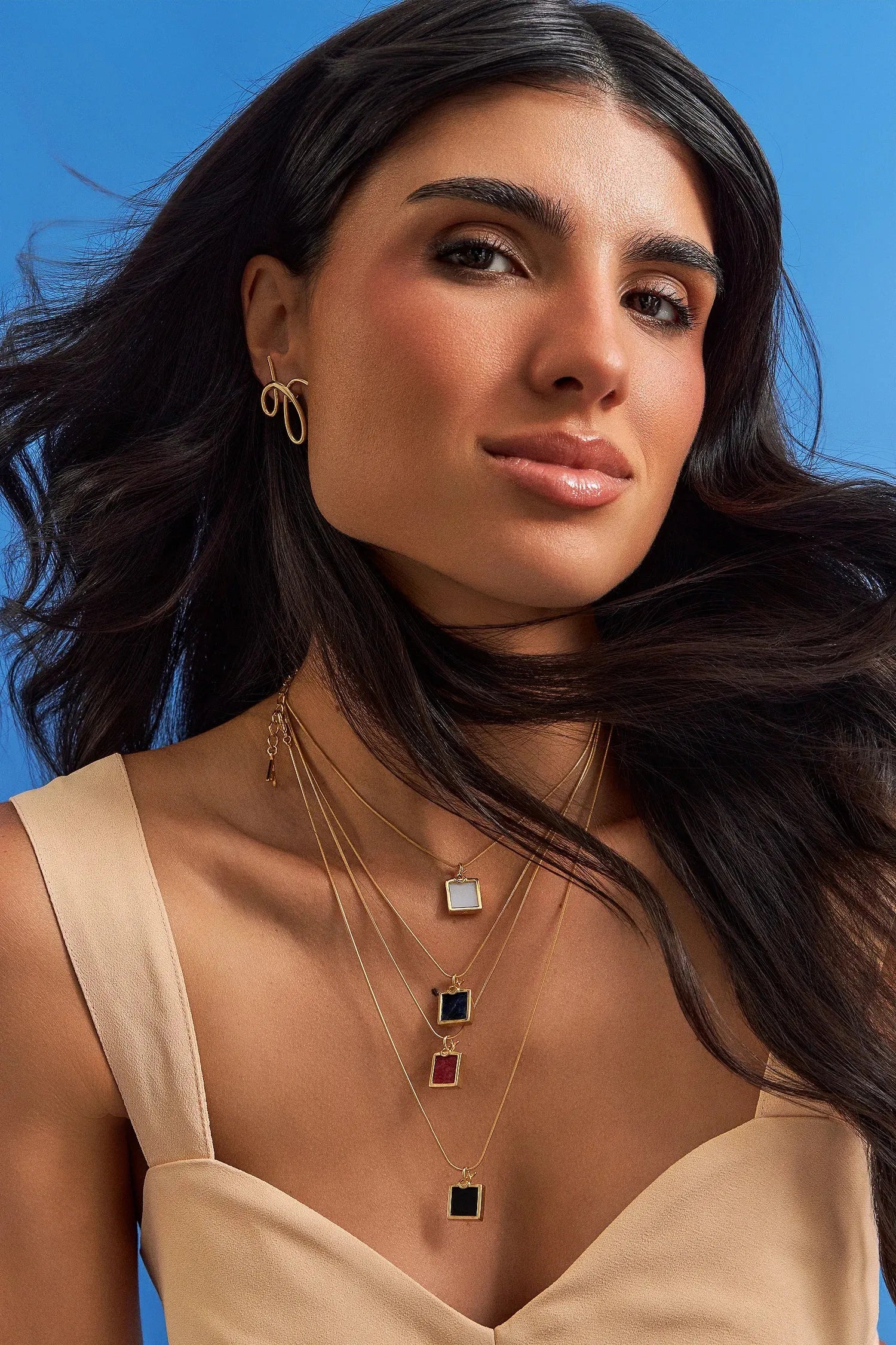 O Colar Esboço com Sodalita em Banho de Ouro 18K é essencial e minimalista, trazendo a pedra quadrada como protagonista, acompanhada por uma corrente rabo de rato. A Sodalita simboliza clareza e intuição. Com a pedra em tom azul profundo e a corrente rabo de rato, este colar minimalista é o ponto de foco perfeito para composições de layers, adicionando cor e sofisticação essencial ao visual.