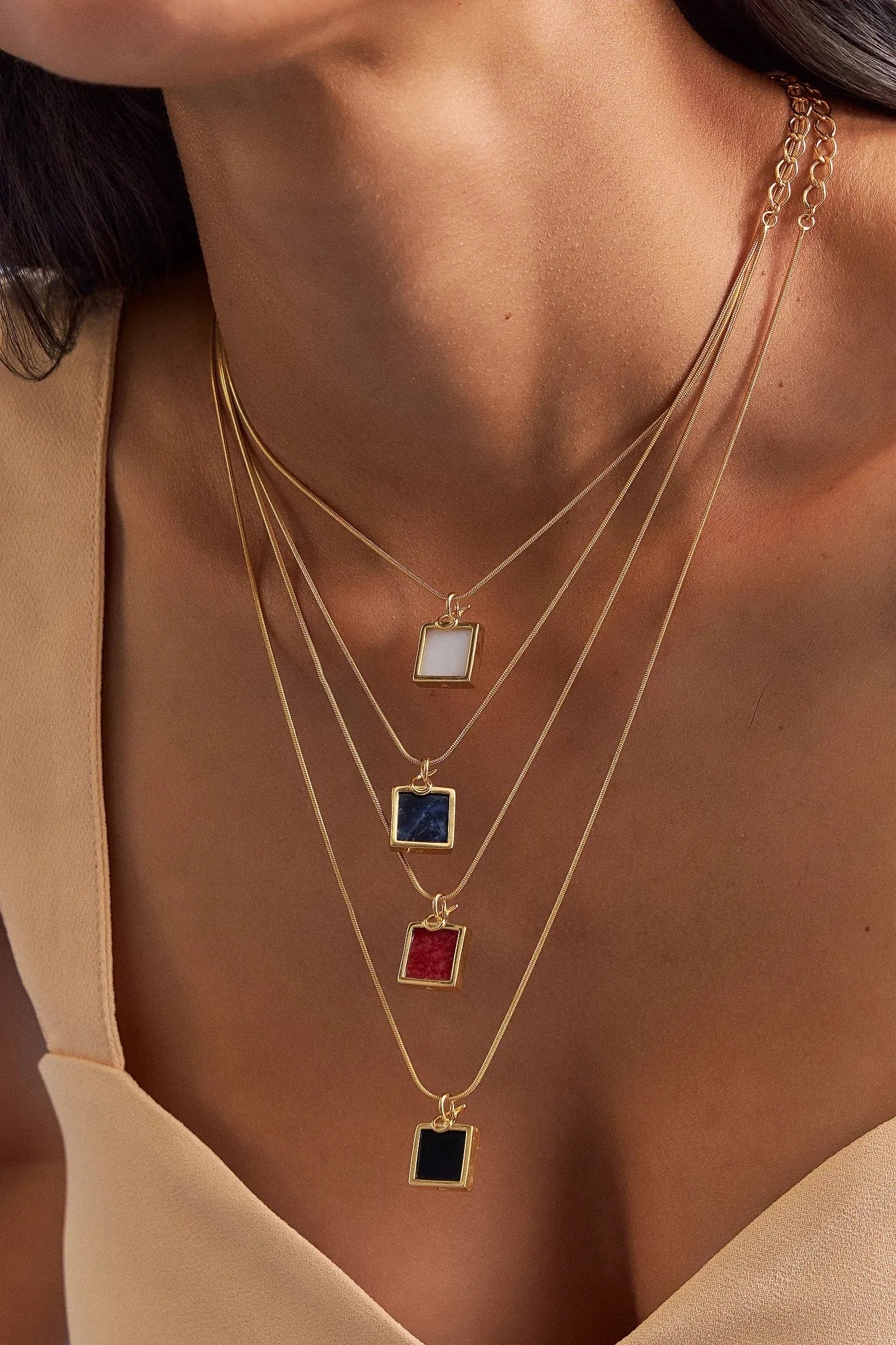 O Colar Esboço com Sodalita em Banho de Ouro 18K é essencial e minimalista, trazendo a pedra quadrada como protagonista, acompanhada por uma corrente rabo de rato. A Sodalita simboliza clareza e intuição. Com a pedra em tom azul profundo e a corrente rabo de rato, este colar minimalista é o ponto de foco perfeito para composições de layers, adicionando cor e sofisticação essencial ao visual.