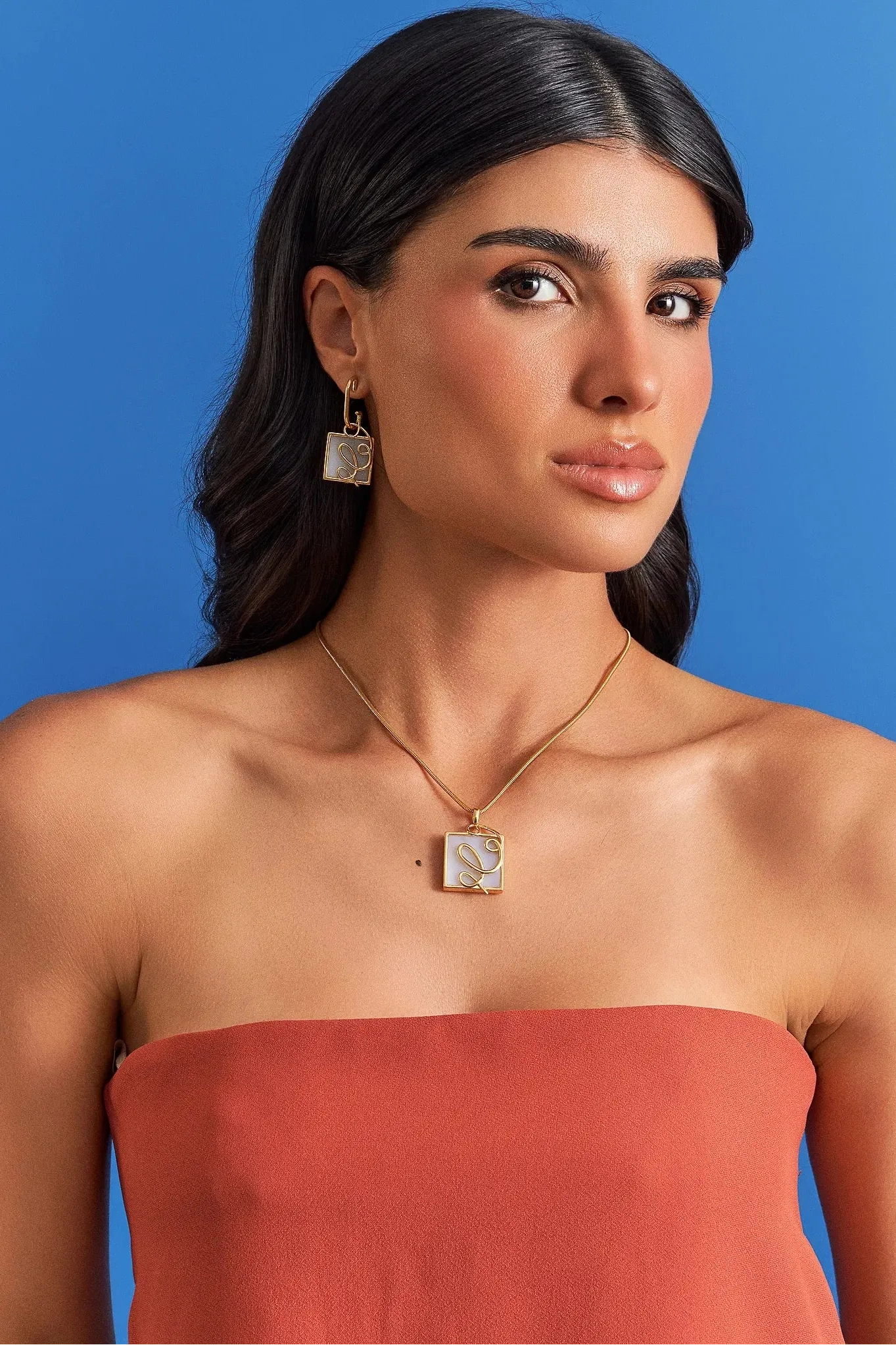 O Colar Forma com Ágata Branca em Banho de Ouro 18K traduz o ponto em que o traço ganha direção. A pedra quadrada de Ágata Branca, que simboliza serenidade e paz, recebe a aplicação de linhas em metal que se cruzam, criando uma linguagem super contemporânea. Com sua corrente robusta, é uma peça moderna e sofisticada, ideal para quem busca equilíbrio e clareza.