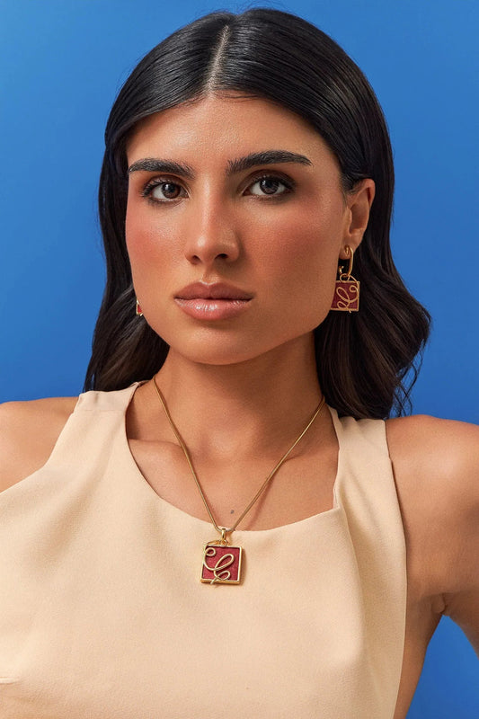 O Colar Forma com Feldspato Vermelho em Banho de Ouro 18K traduz o ponto em que o traço ganha direção. A pedra quadrada de Feldspato Vermelho, que simboliza vitalidade e paixão, recebe a aplicação de linhas em metal que se cruzam, criando uma linguagem super contemporânea. Com sua corrente robusta, é uma peça moderna e sofisticada, ideal para quem busca energia e força de vontade.