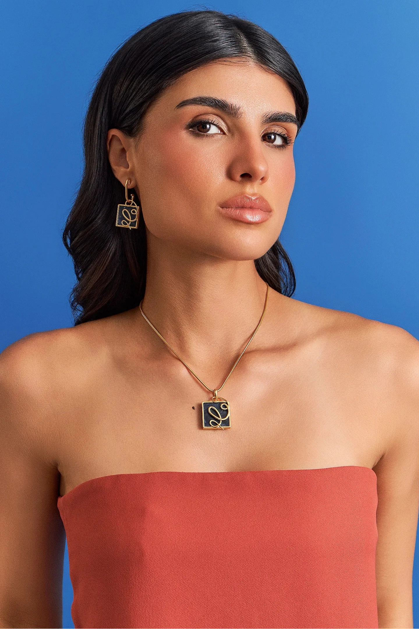 O Colar Forma com Sodalita em Banho de Ouro 18K traduz o ponto em que o traço ganha direção. A pedra quadrada de Sodalita, que simboliza intuição e clareza mental, recebe a aplicação de linhas em metal que se cruzam, criando uma linguagem super contemporânea. Com sua corrente robusta, é uma peça moderna e sofisticada, ideal para quem busca autoconhecimento e comunicação.