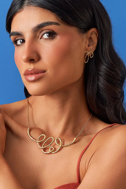 O Colar Traços em Banho de Ouro 18K apresenta um pingente com formas orgânicas e estrutura rígida, que se complementa com a elegante corrente Snake. Possui dois pontos laterais para melhor caimento no pescoço, possibilitando ajustes perfeitos com o extensor de 10 cm. Uma peça expressiva, inspirada em linhas livres, que traz movimento e sofisticação.