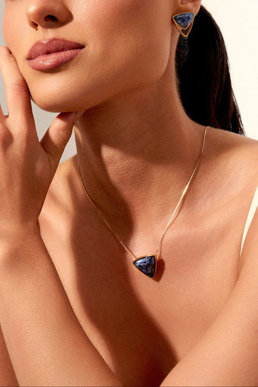 Colar Triângulo com Sodalita em Banho de Ouro 18K - AIMER JOIAS