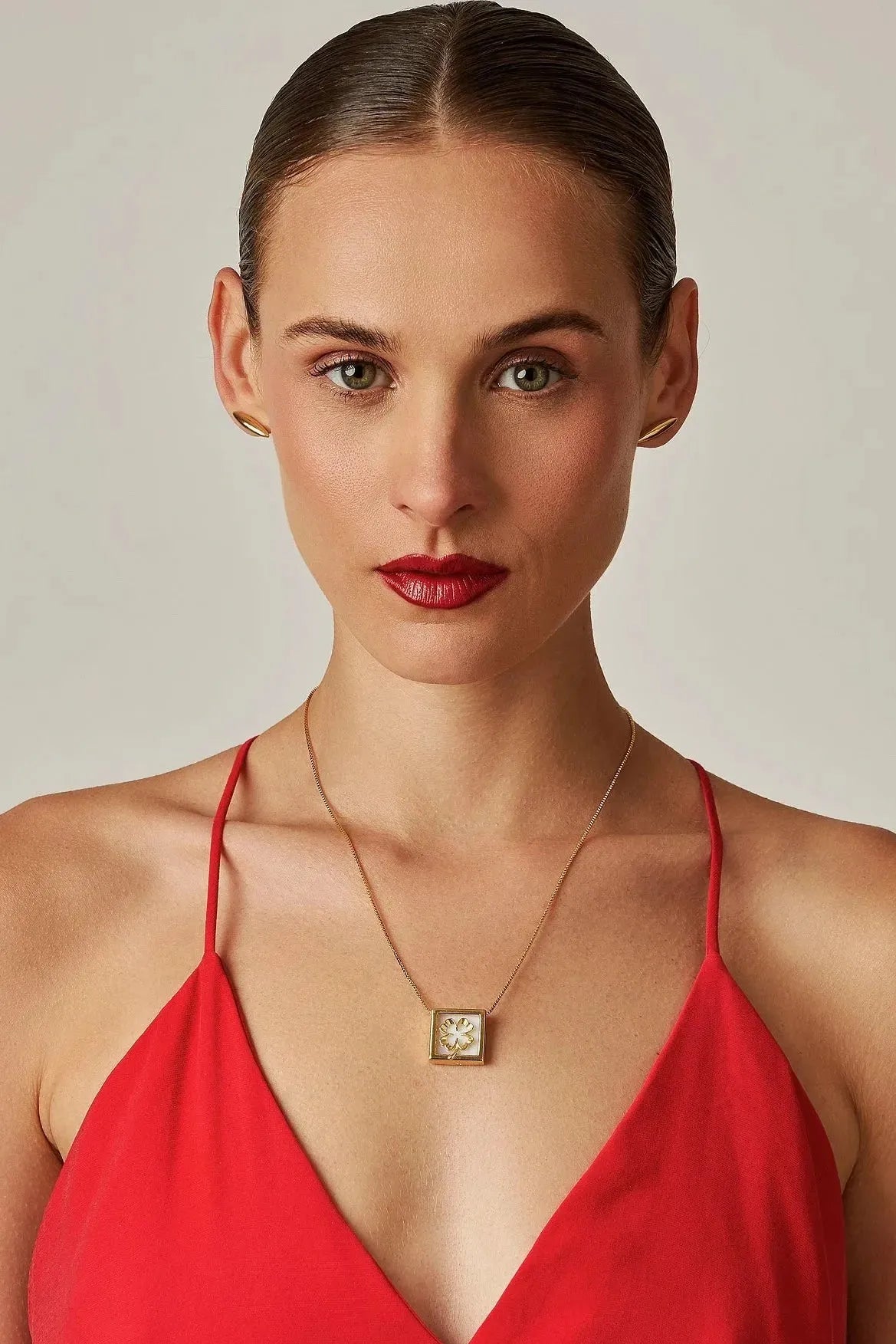 Com um design geométrico e equilibrado, o colar é produzido com Banho de Ouro 18K e possui um pingente com Ágata Branca para a sorte da paz e da clareza, que ilumina caminhos e decisões. A tonalidade clara e suave da pedra natural cria um contraste delicado com o brilho do banho de ouro, conferindo leveza e sofisticação.