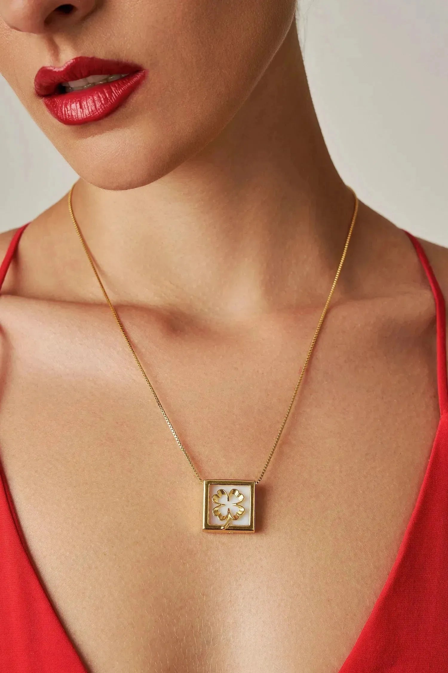 Com um design geométrico e equilibrado, o colar é produzido com Banho de Ouro 18K e possui um pingente com Ágata Branca para a sorte da paz e da clareza, que ilumina caminhos e decisões. A tonalidade clara e suave da pedra natural cria um contraste delicado com o brilho do banho de ouro, conferindo leveza e sofisticação.